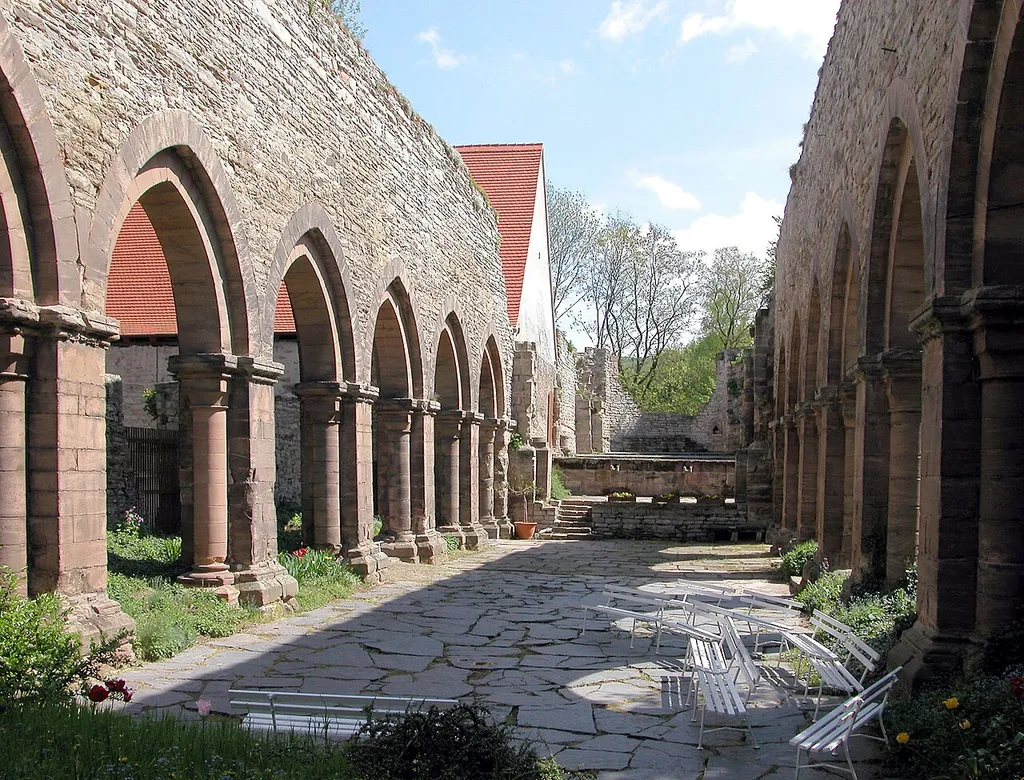 04.05.2004 06642 Memleben: Ehemalige ottonische Kaiserpfalz und Benediktinerkloster. Östlich der nach 1722 nach Blitzschlag abgebrochenen Monumentalkirche wurde schon im 12. Jahrhundert mit dem Bau einer neuen, kleineren Klosteranlage (Bild) begonnen. Von der Klosterkirche, die in der 1. Hälfte des 13. Jahrhunderts fertiggestellt worden ist, existiert noch die spätromanische Krypta. 1551 wurden die zugehörigen Güter vom sächsischen Kurfürsten eingezogen u. der kurz zuvor gegründeten Landesschule Pforta geschenkt. [DSCN3285.JPG]20040504130DR.JPG(c)Blobelt