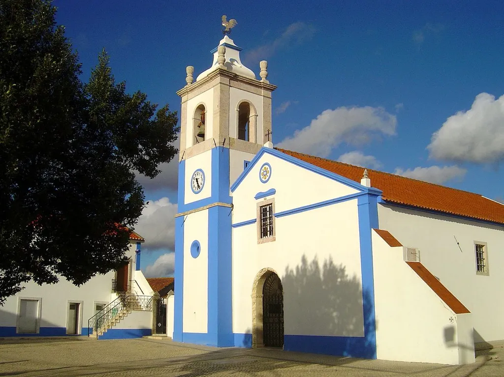 A Igreja de Nossa Senhora da Conceição, cuja origem poderá remontar ao século XIII, sofreu um violento incêndio em 1984 que destruiu praticamente todo o seu interior. Apesar do restauro, mantém na entrada principal o antigo portal manuelino, arco de volta inteira com decoração de elementos vegetalistas e cachos de uvas, e ainda uma pia quinhentista de oito faces com inscrição gótica e duas de água benta, uma de gomos do século XVI e uma outra na galilé assente sobre uma ara romana. <a href="https://igrejanova.blogs.sapo.pt/2007/08/">igrejanova.blogs.sapo.pt/2007/08/</a> <a href="http://loc.alize.us/#/flickr:2452895868">See where this picture was taken.</a> <a href="https://www.flickr.com/groups/geotagging/discuss/72157594165549916/">[?]</a>