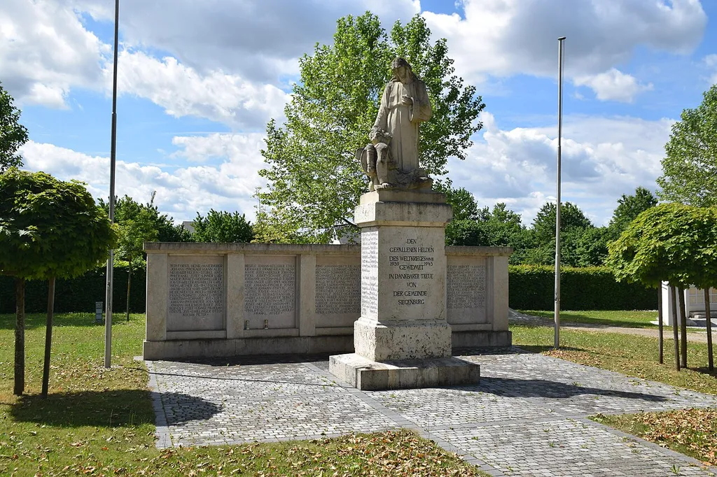 Kriegerdenkmal für die Gefallenen beider Weltkriege, Christus mit sterbendem Krieger, auf Postament mit Inschriften