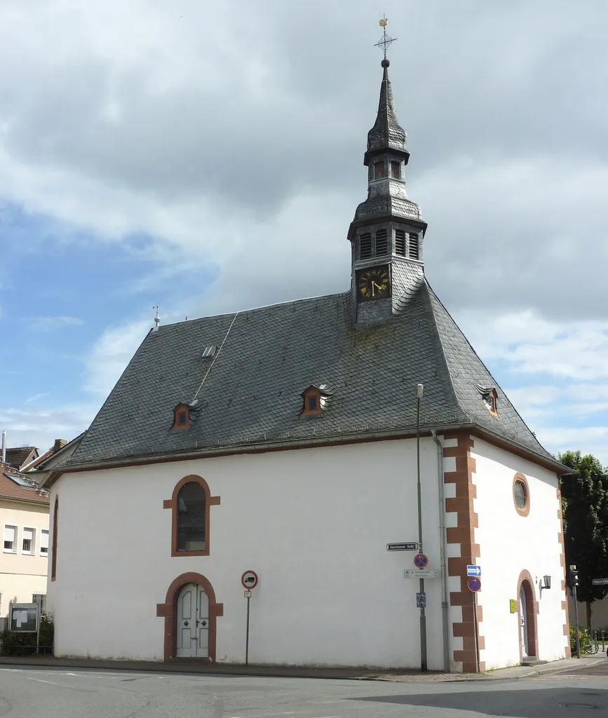 Frankfurt am Main, Stadtteil Ginnheim: Die Alte Bethlehemkirche ist eine von 1699 bis 1700 als evangelisch-lutherisches Gotteshaus erbaute barocke Saalkirche im Ortsteil Alt-Ginnheim. Der Kirchenbau entstand als Folge der Bikonfessionalität vom 17. bis zum 18. Jahrhundert – evangelisch lutherisch und evangelisch-reformiert – des damals zur Grafschaft Hanau-Münzenberg gehörenden Dorfes. Das Foto zeigt eine Totalansicht der Kirche von Nordwesten