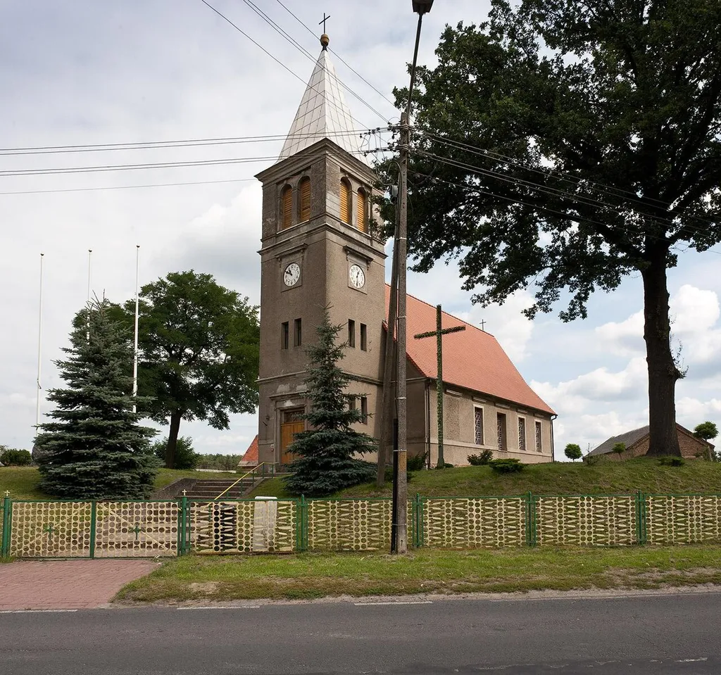 Prosty w formie, bez czytelnych cech stylowych kościół. Ogrodzenie nadrabia:).