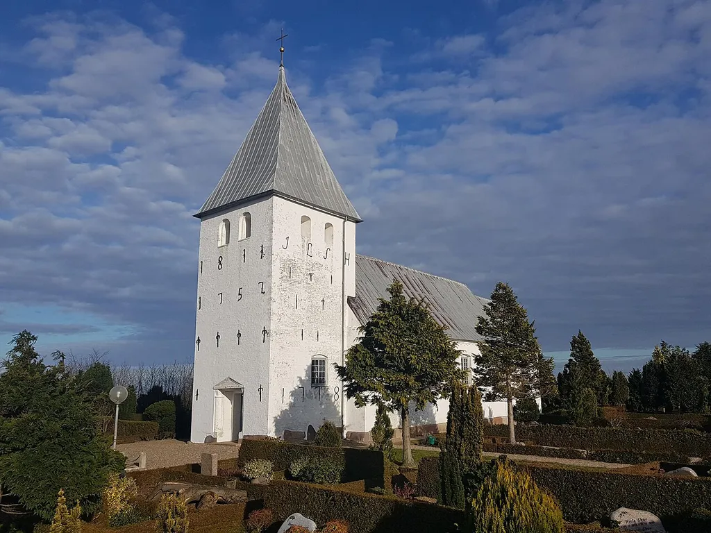 Højrup Kirke fra sydvest