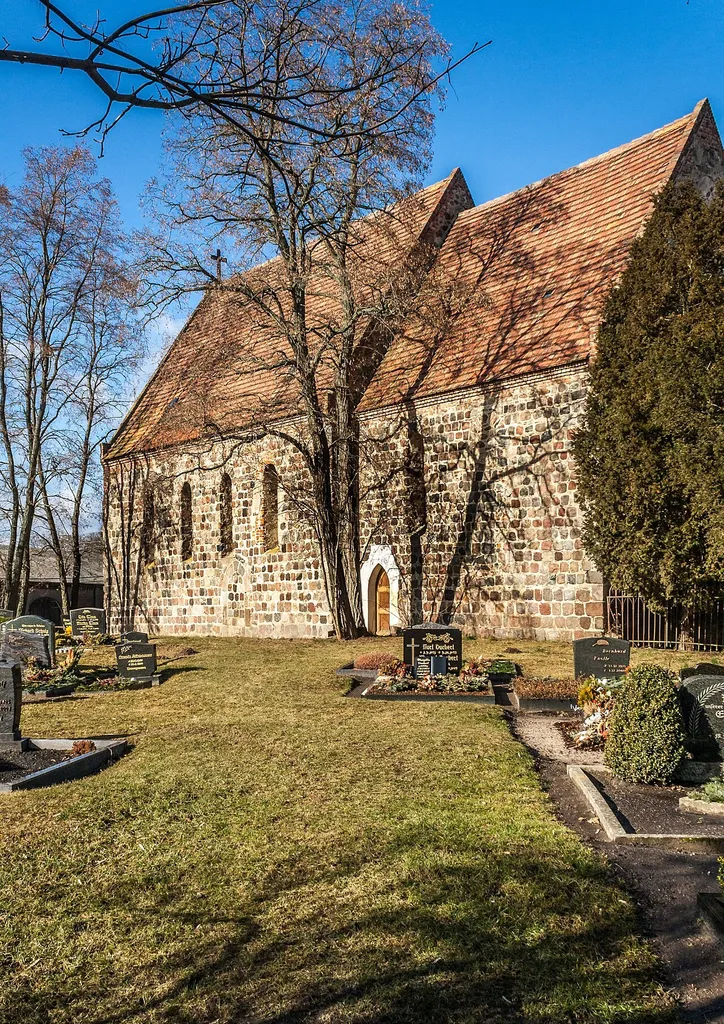 Die Dorfkirche Hohenlandin ist ein frühgotischer Feldsteinbau mit eingezogenem Rechteckchor aus dem 13. Jahrhundert. Beide sind durch einen spitzen Triumphbogen verbunden. Die alten Spitzbogenportale im Norden und Süden sind verändert, das westliche wurde verkleinert. Die Fenster im Schiff und im Ostgiebel sind schmal und spitzbogig. Der Ostgiebel wird gegliedert durch drei Spitzbogenblenden mit einer darüberliegenden Rundblende. Ein verschlossener Eingang am Ostende der Nordseite deutet auf einen ehemaligen Gruftanbau an dieser Stelle. Nach einem Brand durch Blitzeinschlag 1945 wurde die Kirche zur Ruine. Bis 1957 wurde die Kirche dann wieder ausgebaut und mit einer neuen einfachen Einrichtung versehen. Die flachen Decken wurden mit Holz getäfelt. In der Kirche befindet sich im Westgiebel eine Glocke von 1480 mit einem Durchmesser von 94 cm. Sie enthält eine Inschrift, und darunter befindet sich ein hängender Blattfries.