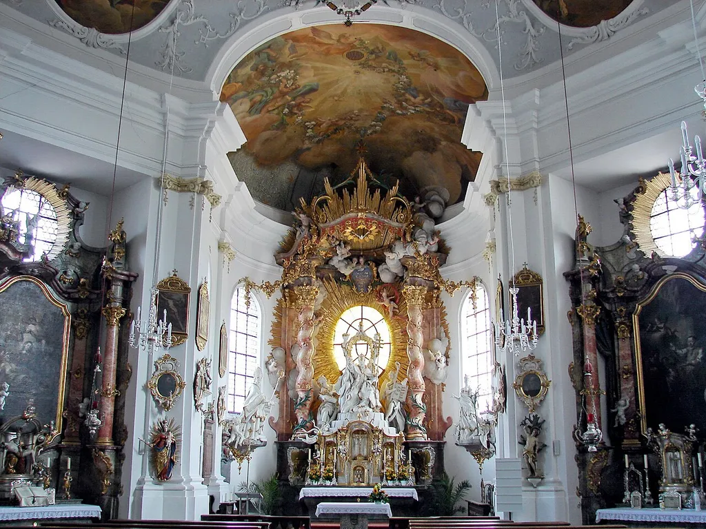 Katholische Pfarr- und ehemalige Hofmarkskirche St. Peter, oktogonaler Zentralbau, von Johann Baptist Gunetzrhainer, 1735-37, Turm von Leonhard Matthäus Gießl, 1756–59; mit Ausstattung.
