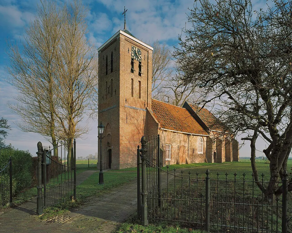 Kerktoren van Theaterkerk Wadway en het met steunberen uitgevoerde koor gezien vanaf het toegangshek (gefotografeerd voor: Monumenten In Nederland - Noord-Holland).