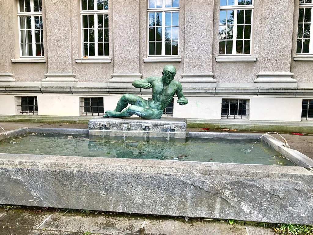 Steinbrunnen vor Kirche Fluntern