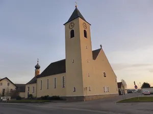 Katholische Pfarrkirche St. Georg und Aussegnungshalle