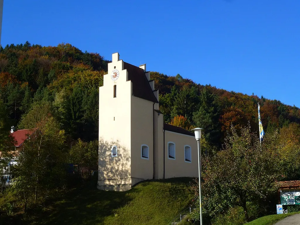 St.Nikolaus Kirche in Deising. Die Kirche, die aus der Frühzeit des 13.Jahrhunderts stammt, ist mit ungewöhnlich starken (ca. 1,40 m) Mauern erbaut.Deshalb nimmt man an, dass es ich um eine Wehrkirche handelt.Der Turm mit Gotischen Treppengiebeln enthält noch ein romanisches Ostfenster. Der Hochaltar stammt aus der Barockzeit. Die geschnitzten Figuren neben dem Altar stammen aus dem 15.Jahrhundert und stellen links den Hl.Nikolaus und rechts den hl.Christophorus dar..