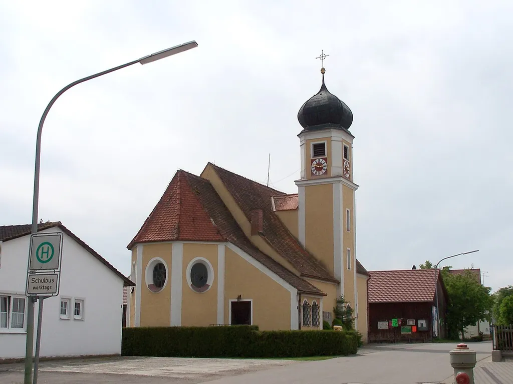Rohr in Niederbayern, Helchenbach 22. Kath. Filialkirche St. Florian, Saalkirche mit Steildach und eingezogenem, fünfseitig geschlossenem Chor, Flankenturm nach Norden mit Zwiebelhaube, neobarock, 1910, Chorerweiterung 1954; mit Ausstattung.