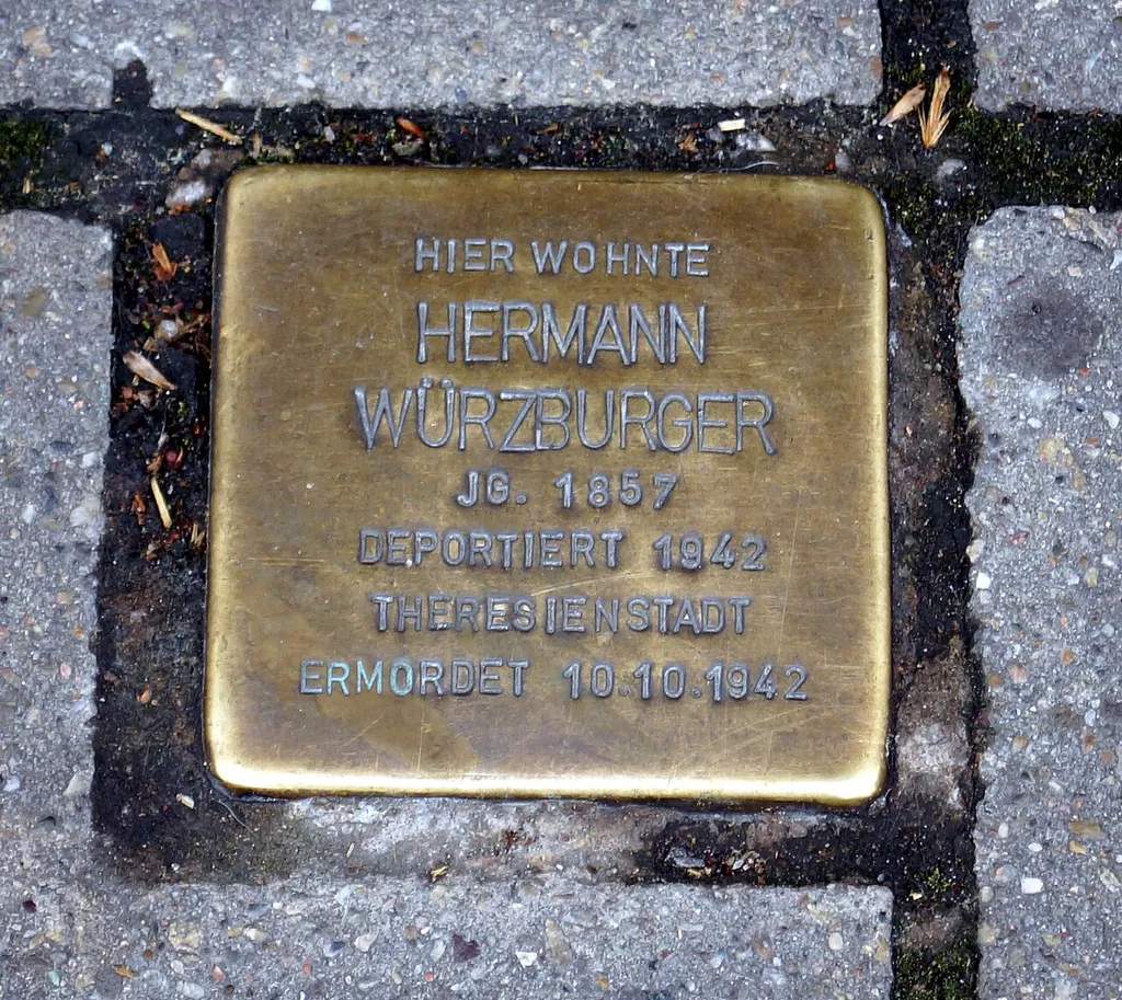 Stolperstein für Hermann Würzburger. "Hier wohnte / Hermann Würzburger / JG. 1857 / Deportiert 1942 / Theresienstadt / Ermordet 10.10.1942"