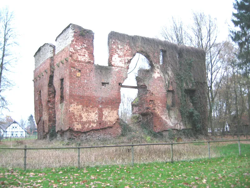 Die Burgruine der Burg Rahden in Rahden im Herbst 2008