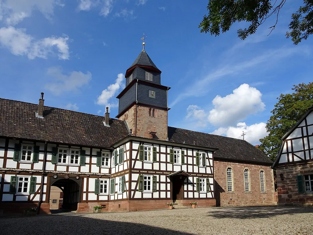 Die evangelische Kirche in Völkershausen. Völkershausen ist ein Ortsteil von Wanfried im nordhessischen Werra-Meißner-Kreis. "Die evangelische Kirche des Ortes erhebt sich als baulicher Bestandteil des Rittergutes. Die Erscheinungsform wird durch den spätgotischen Westturm geprägt, dem 1880 der heute noch sichtbare Helm aufgesetzt wurde. Das langgestreckte Schiff trägt eine inschriftliche Datierung aus dem Jahr 1729." Text aus: Denkmaltopographie Bundesrepublik Deutschland, Kulturdenkmäler in Hessen. Werra-Meißner-Kreis I, Altkreis Eschwege. Peer Zietz, Thomas Wiegand, Braunschweig: Vieweg Verlag, 1991, ISBN 3-528-06240-1. Völkershausen liegt am Werratal-Radweg.