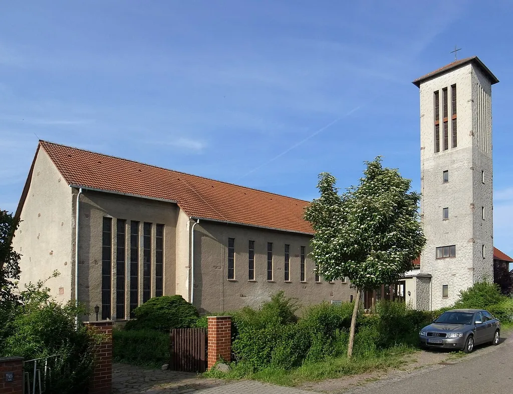 Oranienbaum, Katholische Christkönig-Kirche, am 15. Mai 1960 geweiht (Quelle: Infotafel an der Kirche)