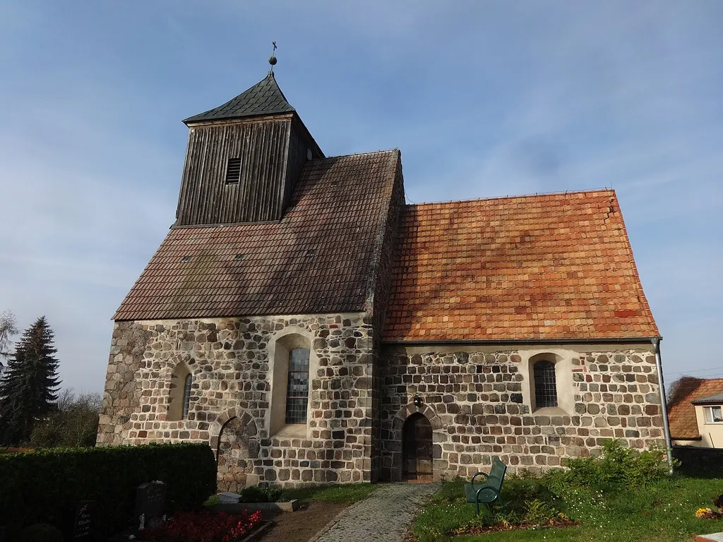 Die Dorfkirche in Münchehofe, einem Ortsteil der Gemeinde Müncheberg im Landkreis Oder-Spree, entstand in der zweiten Hälfte des 13. Jahrhunderts. Zu einem späteren Zeitpunkt kam der Westturm hinzu.