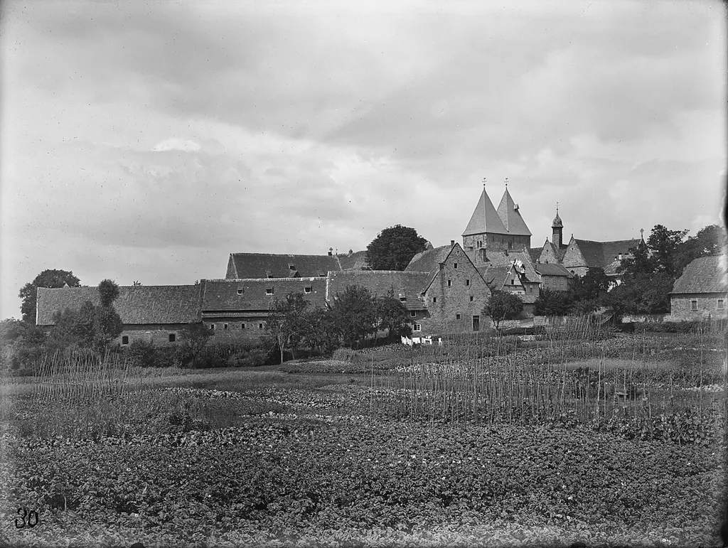 Stift Obernkirchen mit Stiftskirche. Ansicht von Südosten.