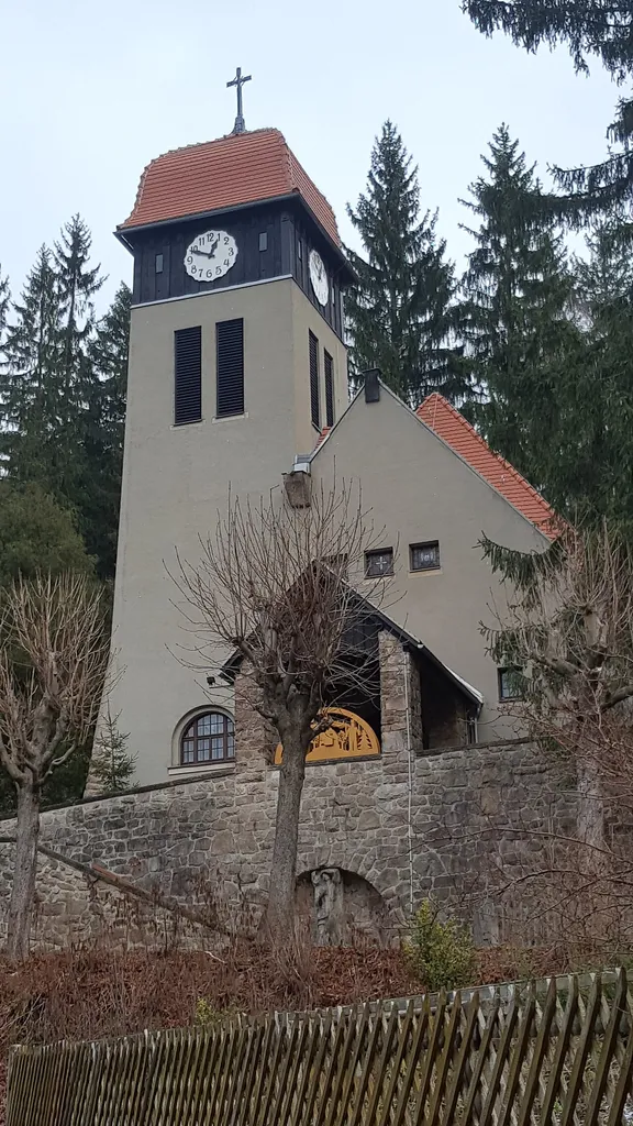 Bergkirche Kurort Kipsdorf, nach einen Entwurf von William Lossow und Max Hans Kühne 1908 erbaut. In den Jahren 1956 und 1988 wurde die Kirche restauriert .