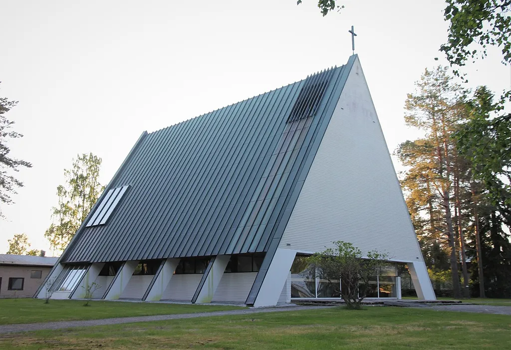 Leivonmäen kirkko eli Pyhän Kolminaisuuden kirkko on arkkitehti Erkko Virkkusen suunnittelema, vuonna 1960 vaklmistunut kirkkorakennus, Se sijaitsee osoitteessa Leivonmäentie 13, Leivonmäki, Joutsa. Kuvattu 13. kesäkuuta 2020 illalla.