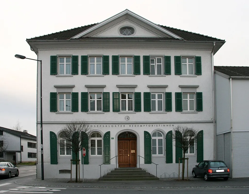 aus dem DEHIO Vorarlberg 1983: Klosterstraße Nr.1: Kloster, von Klostermauer umgeben. Ehemals Dominikanerinnenkloster, 1878 gegründet. 1904 von Redemptoristinnen übernommen. 3geschossig, 5achsig zur Strasse, 5achsige Fassade mit Giebeldach. *** in Lauterach (Vorarlberg), Vorarlberg