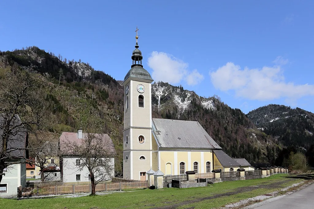 Südwestansicht der evangelischen Pfarrkirche in Unterwald, ein Ortsteil der steiermärkischen Gemeinde Wald am Schoberpaß. Das Langhaus wurde 1784 als Bethaus errichtet und der vorgestellte Turm 1849. Am 21. Juli 1850 erfolgte die Einweihung samt seinen drei Glocken.