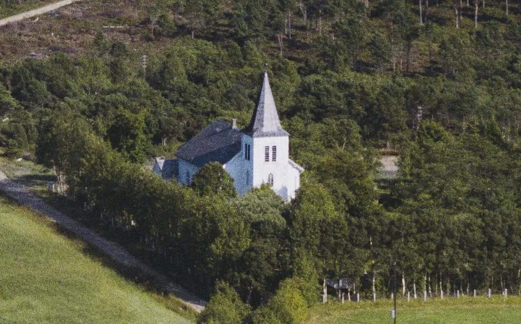 Vik kirke i Flatanger. Foto: Widerøe Flyveselskap, fra Nasjonalbibliotekets samling.