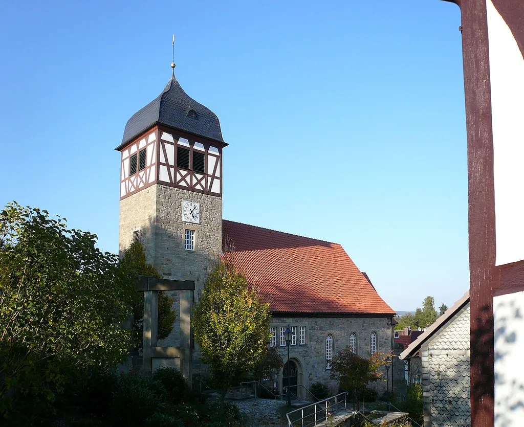 Ev.-luth. Kirche St. Martini in Adelebsen, Landkreis Göttingen, Niedersachsen. Langhaus im Kern mittelalterlich, Turm 1796 neu errichtet, Fachwerkaufsatz und Turmhaube um 1900