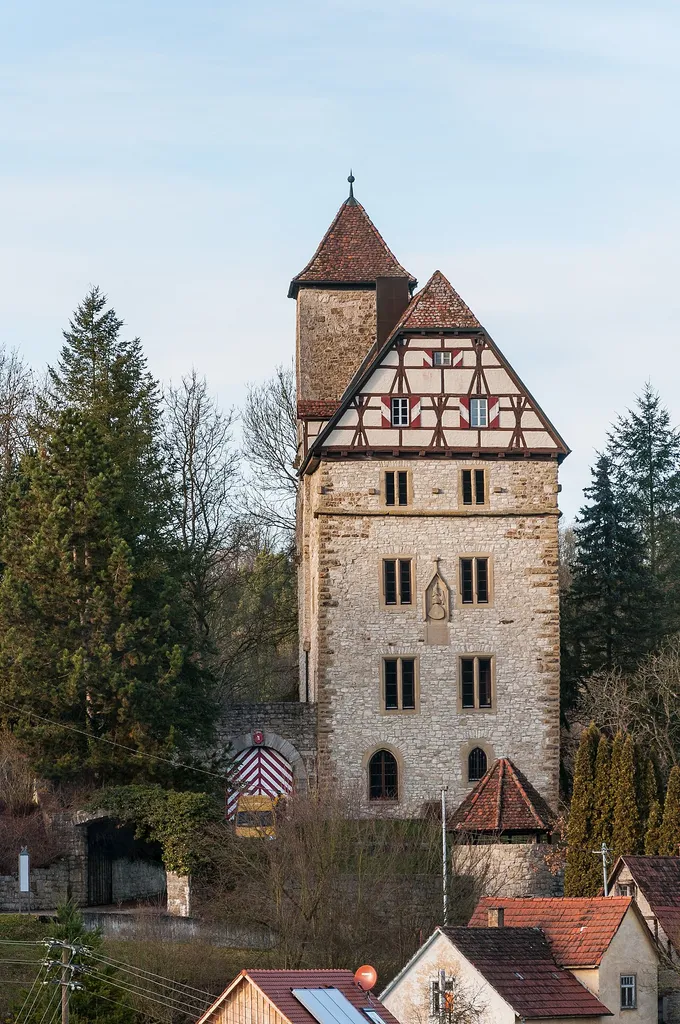 Burg Buchenbach, eine Hangburg aus dem 11. Jahrhundert in Buchenbach bei Mulfingen in Baden-Württemberg. Ansicht von der Kirche aus südöstlicher Richtung.