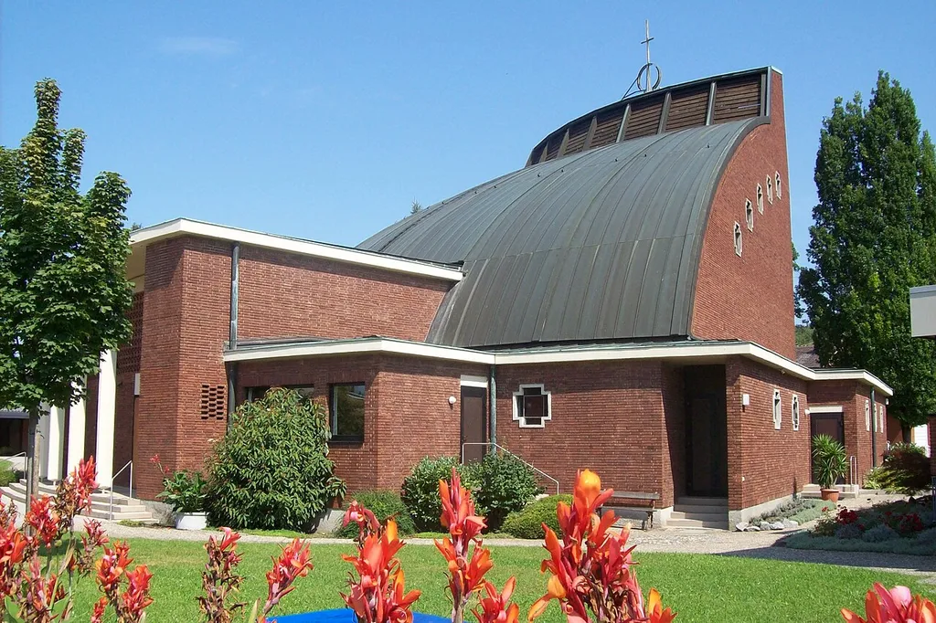 Die katholische Heilig-Kreuz-Kirche in Bensheim-Auerbach, Hessen, Deutschland