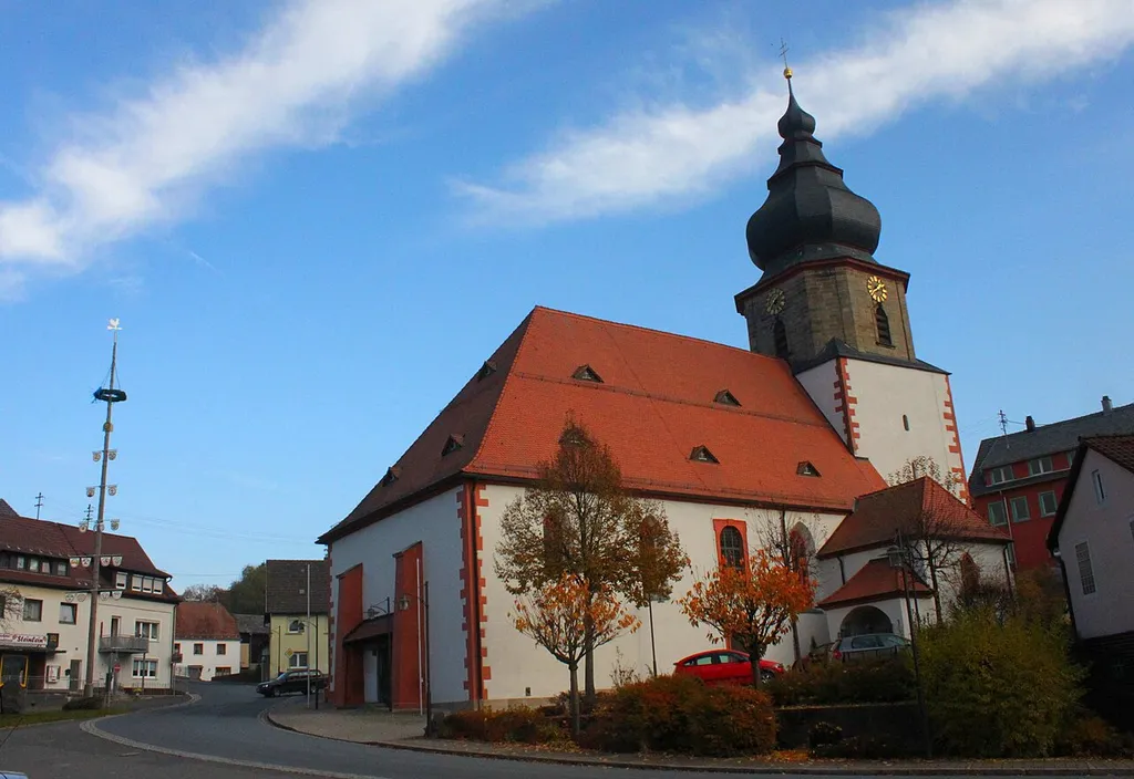 Blick auf die Stadtpfarrkirche St. Vitus im Ortszentrum