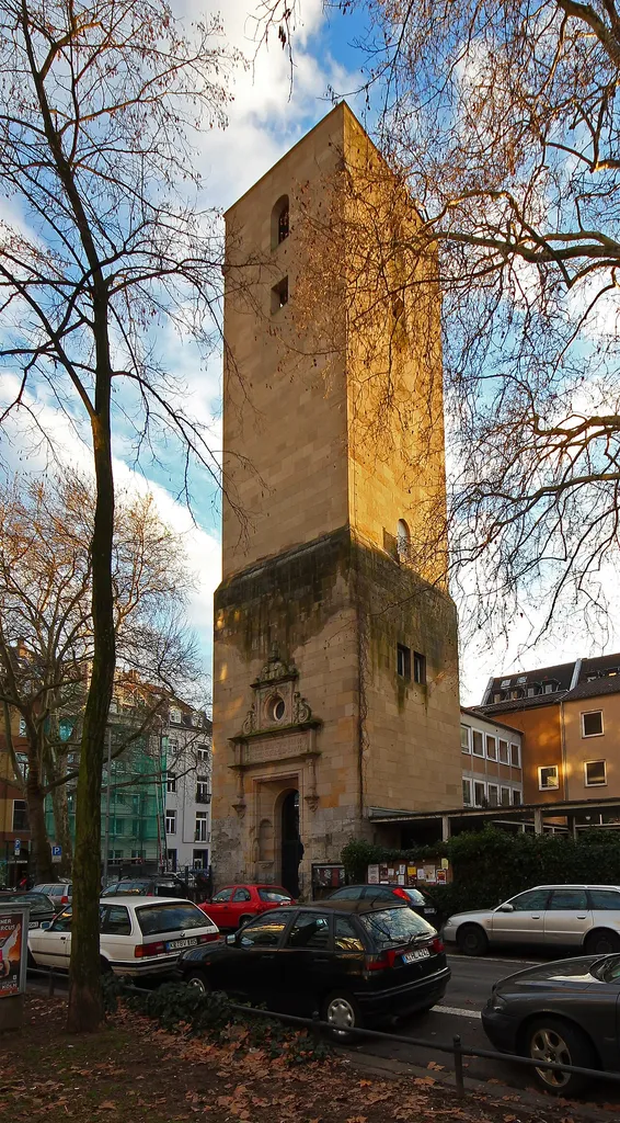 Kirchturm der Lutherkirche in der Kölner Südstadt