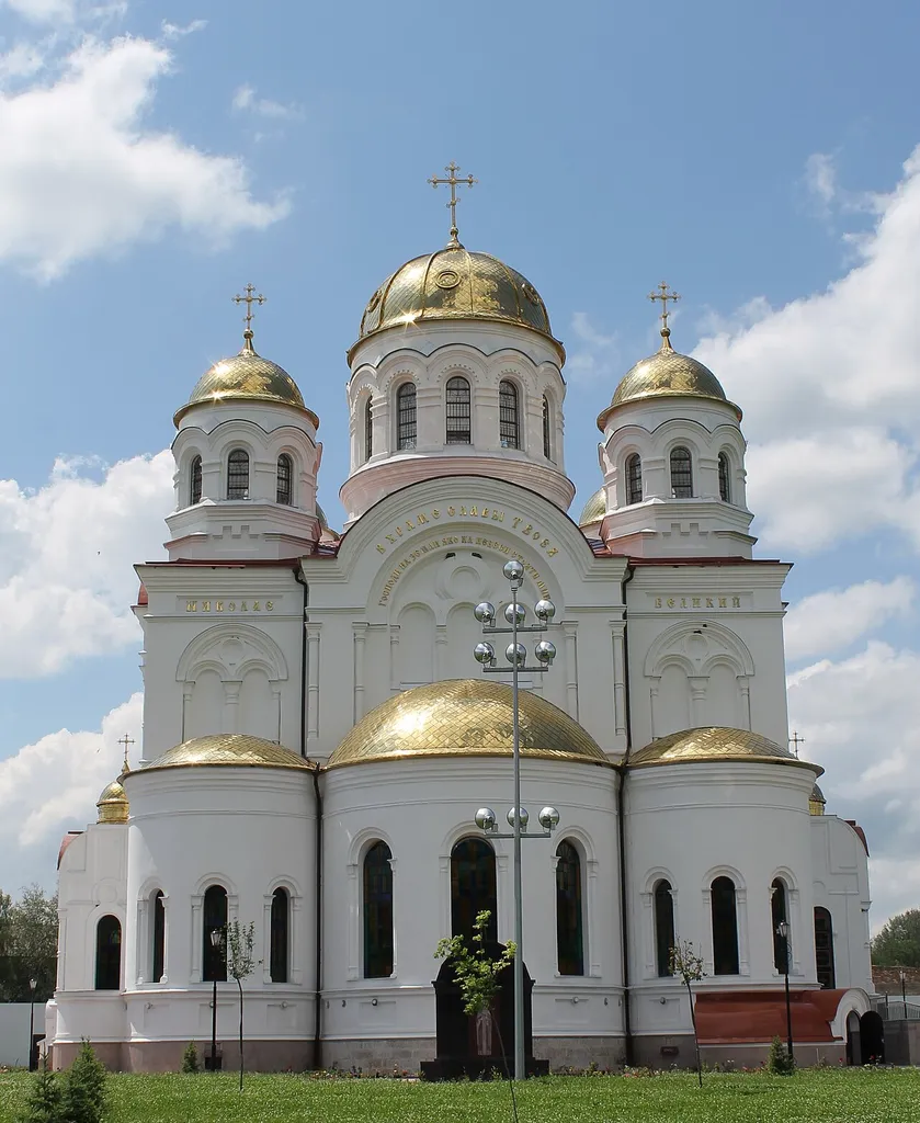 Православный Свято-Николаевский собор на территории Валуйского Успенского Николаевского мужского монастыря в городе Валуйки Белгородской области.