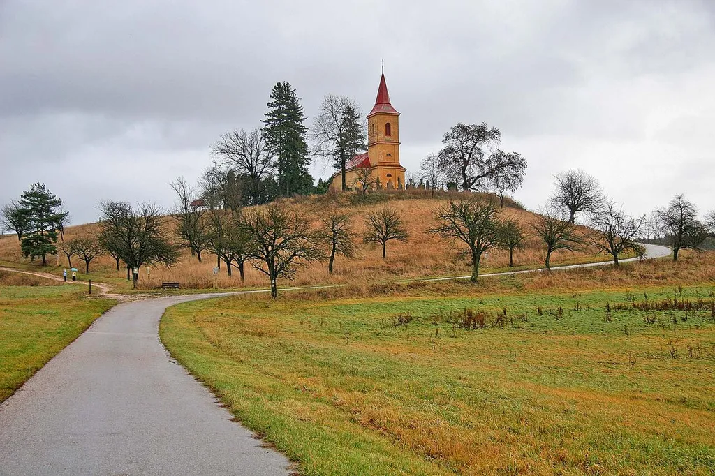 Románský kostel Sv. Petra a Pavla na místě zaniklé vesnice Byšičky u Lázní Bělohrad (k.ú. Brtev, město Lázně Bělohrad)