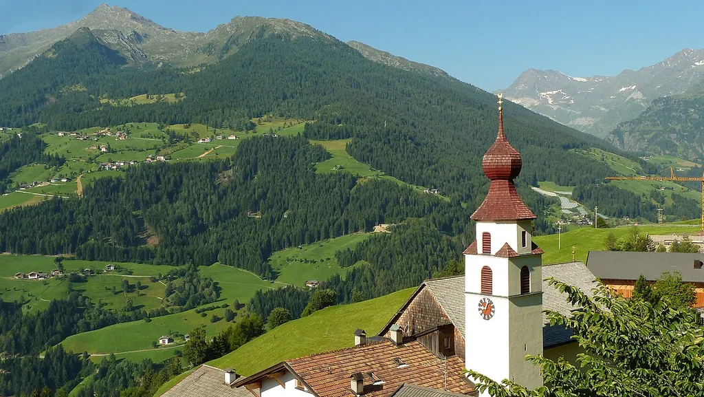St. Josef in Stuls (Gemeinde Moos in Passeier, Südtirol)ː Man blickt nach Süden auf die Kolbenspitze, darunter sieht man die Häuser von Ulfas. Rechts im Bild ist der Eingang des Pfelderer Tals zu sehen.
