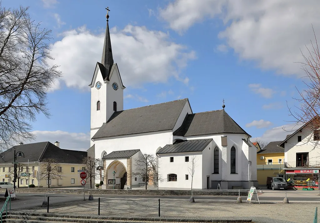 Südostansicht der röm.-kath. Pfarrkirche hl. Katharina in der oberösterreichischen Gemeinde Gschwandt. Die spätgotische Landkirche mit einem dreijochigen Langhaus und eingezogenem Chor wurde um 1500 errichtet.