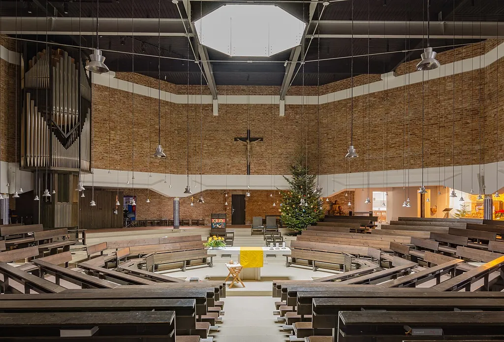 Die neue kath. Pfarrkirche hl. Michael in Leonding wurde 1977 an die alte Pfarrkirche angebaut.
