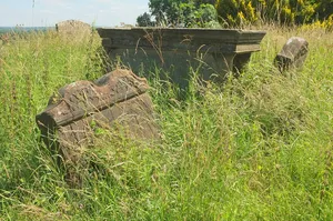 Thomas Memorial About 6 Yards East Of The Chancel Of The Church Of St Mary The Virgin