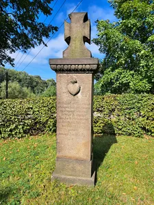 Memorial to those who fell in the First World WarMemorial in the churchyard in OelsenEnglish    No inscription