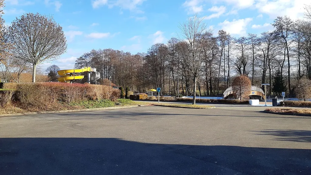 Blick durch den Zaun ins Gelände des Freibads Gablenz in Chemnitz-Gablenz