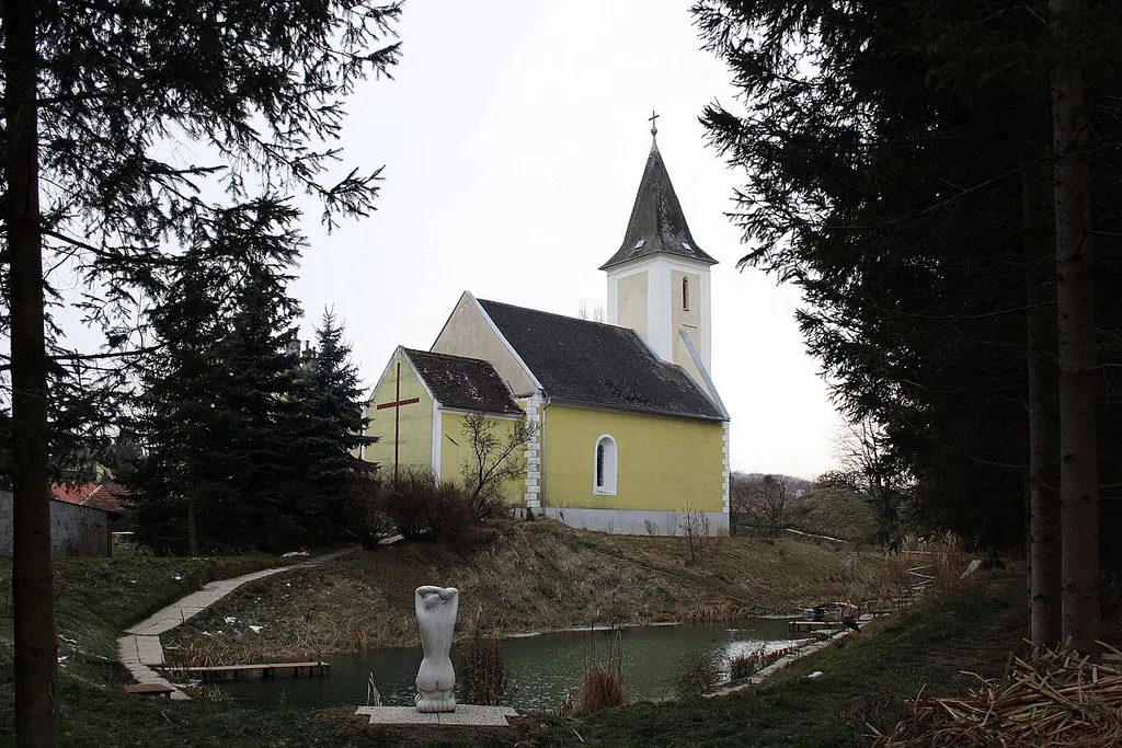 Ehemalige röm.-kath. Filialkirche am Ufer des Seebaches (Umseer Straße 12) in Neulengbach