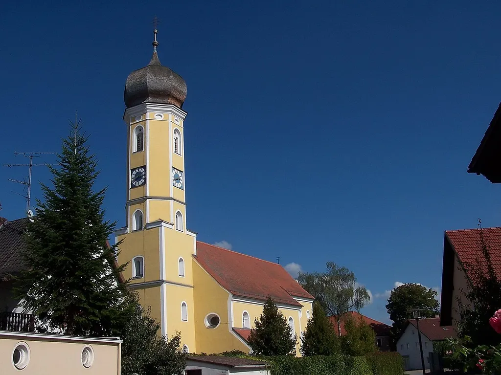 Pfatter, Haidauer Straße 25, Katholische Pfarrkirche Mariä Himmelfahrt, Saalbau mit eingezogenem Chor, abgewalmtem Satteldach, Westturm mit Zwiebelhaube, 15. Jahrhundert, im 18. Jahrhundert verändert; mit Ausstattung; Friedhofsmauer, 17./18. Jahrhundert