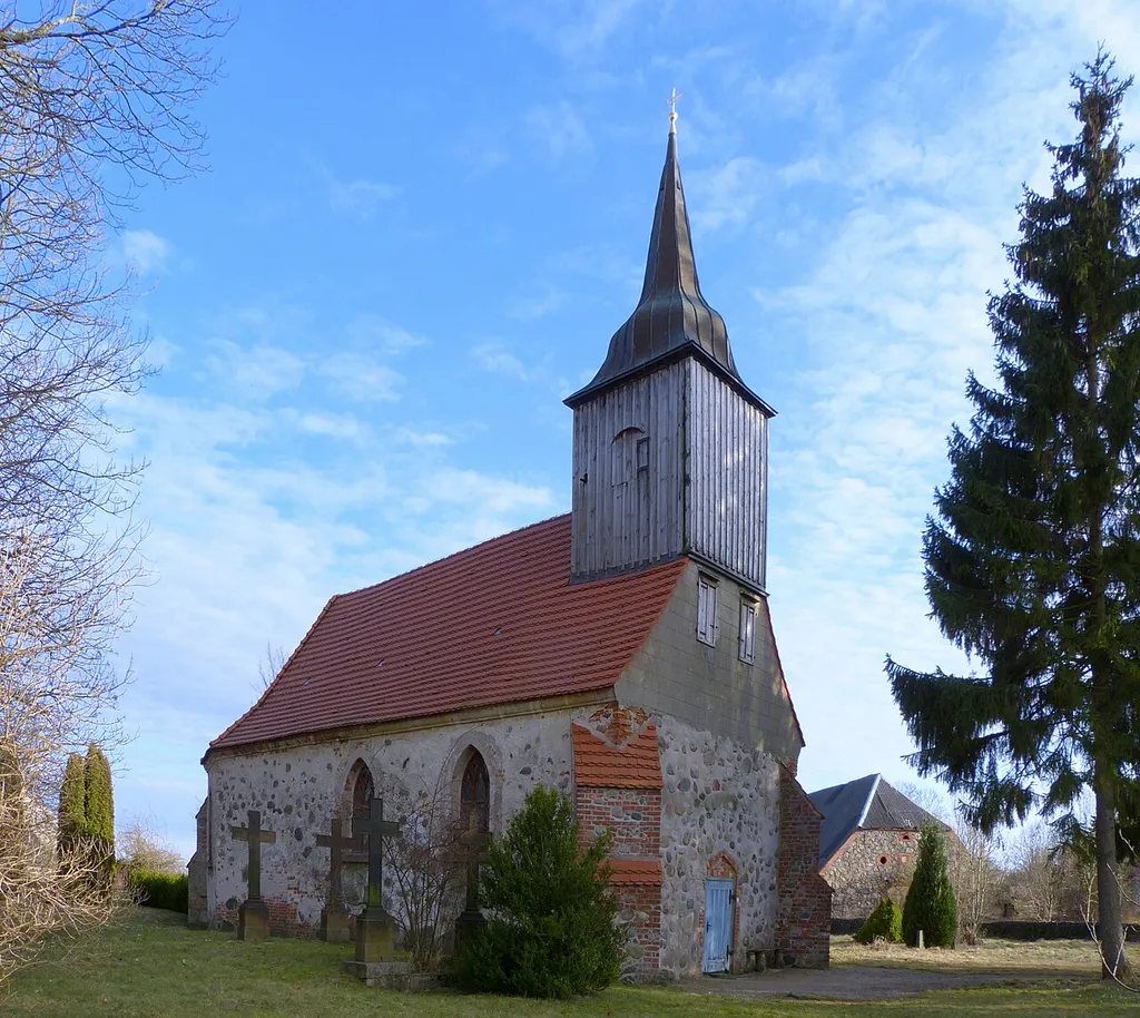 Kirche in Hohenbüssow, Ansicht von Nordwesten, vor der Nordseite vier eiserne Grabkreuze