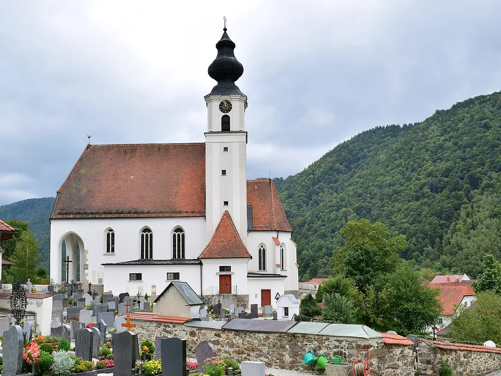 Kath. Pfarrkirche Mariae Himmelfahrt und Friedhof