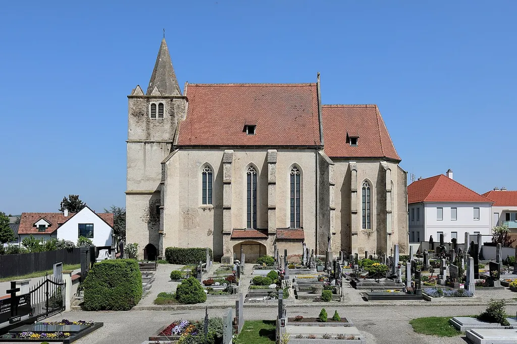 Südansicht der röm.-kath.Pfarrkirche hl. Sebastian in Engabrunn, ein Ortsteil der niederösterreichischen Markgemeinde Grafenegg. Die spätgotische Saalkirche wurde von 1501 bis 1513 in erhöhter Lage errichtet und 1522 geweiht.