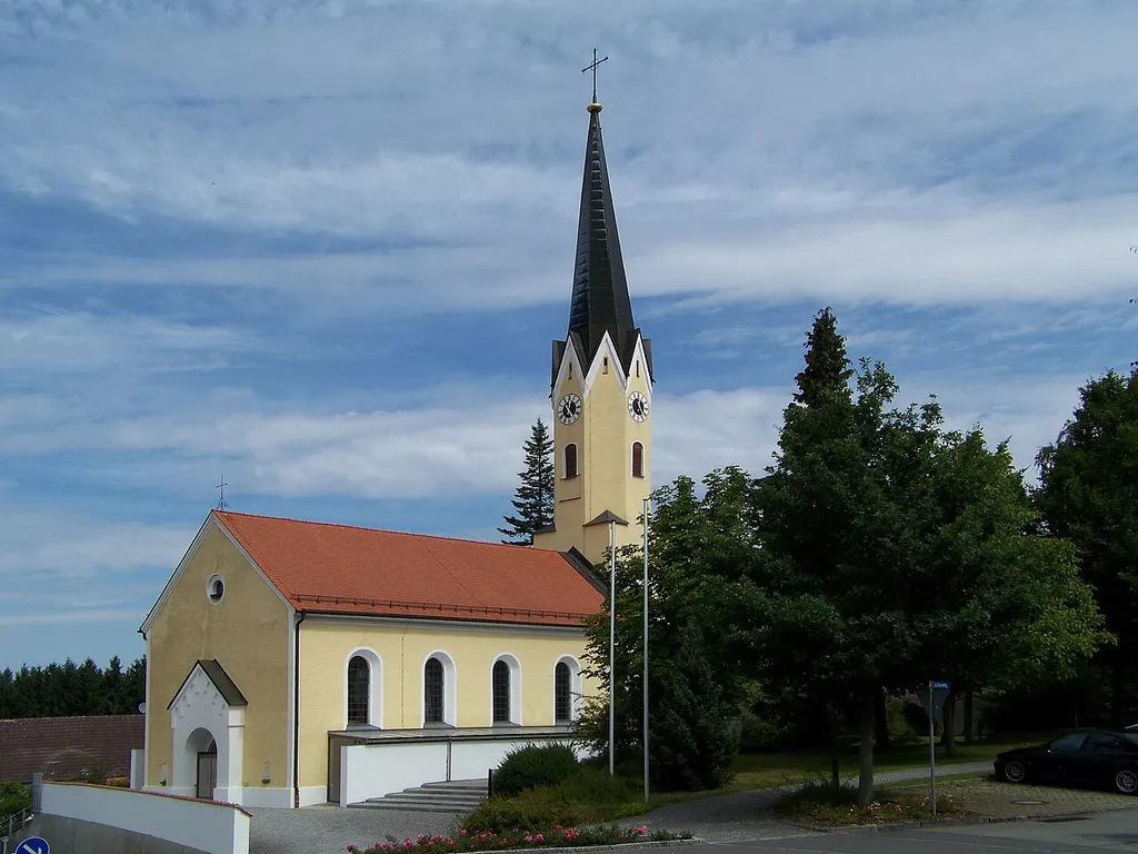 Train. Kirche St. Michael. 1835 erbaut über älteren Teilen; mit Ausstattung; Seelenkapelle, um 1600.