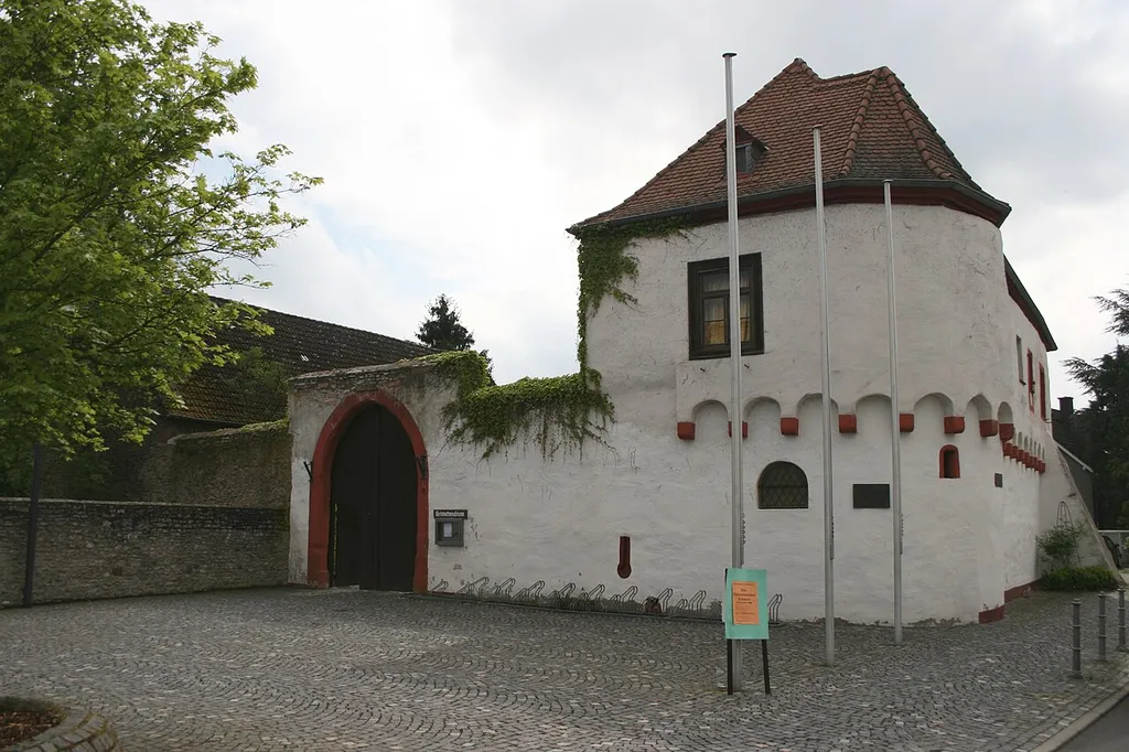 de:Wasserburg Rückingen in Erlensee-Rückingen. Ansicht des erhaltenen Burggebäudes von Süden.