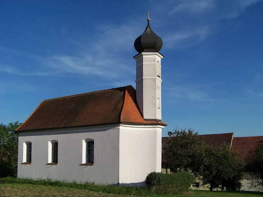 Oberschneiding, Lichting 7. Katholische Filialkirche St. Pantaleon, einheitlicher Bau um 1750; mit Ausstattung. Westlich ausspringender, sechseckiger Dachreiter.
