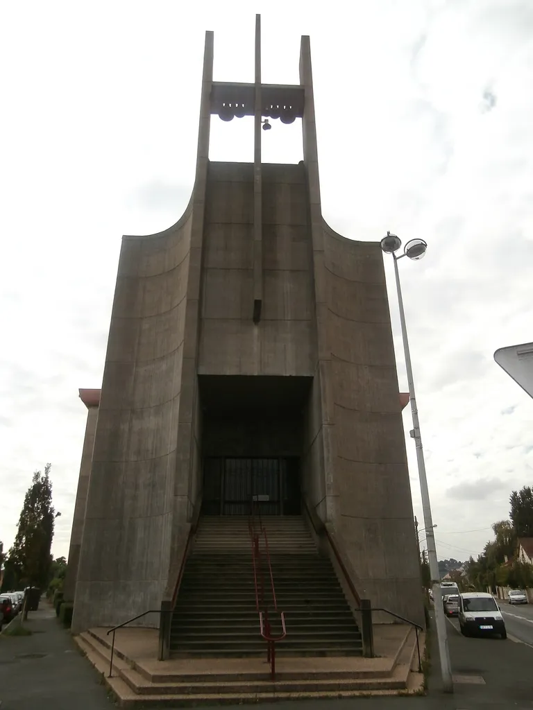 Façade extérieure de l'église du Saint-Esprit à Viry-Châtillon