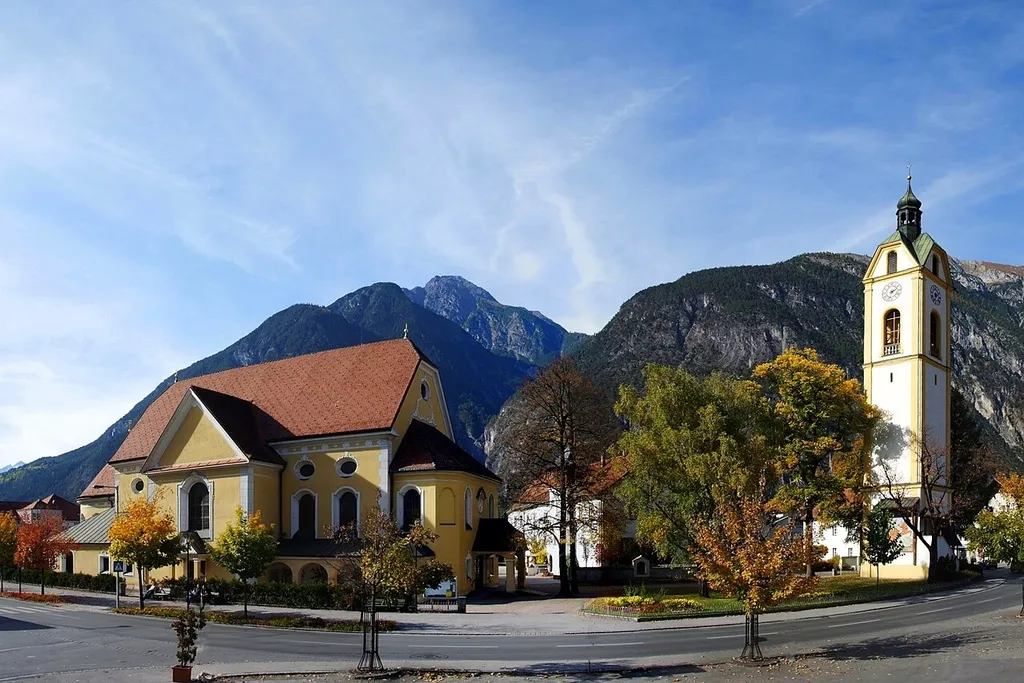 [Pfarrkirche Zams mit freistehendem Kirchturm]