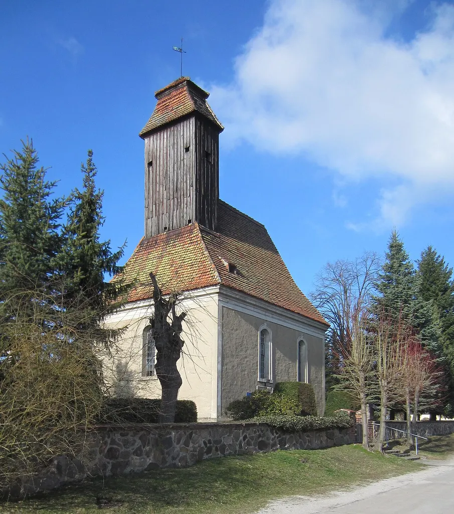 Babben, Gemeinde Massen-Niederlausitz, denkmalgeschützte Dorfkirche, Südwestansicht