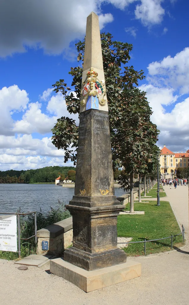 Postmeilensäule. Schloss Moritzburg. Sachsen.