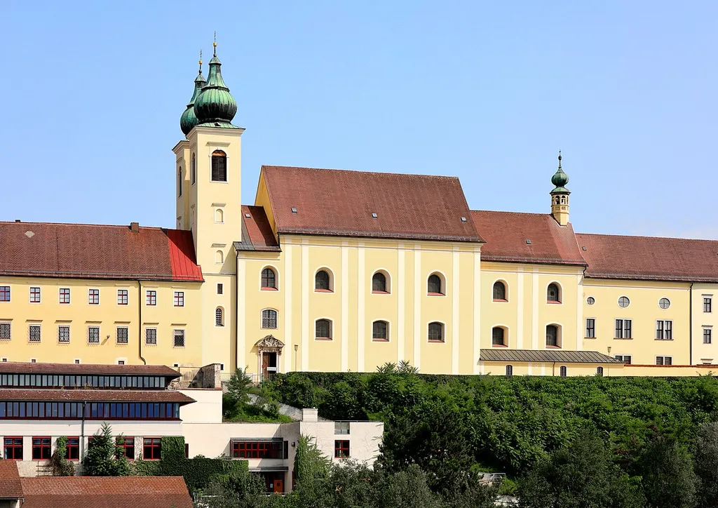 Südwestansicht der Stifts- und Pfarrkirche Mariä Himmelfahrt in der oberösterreichischen Marktgemeinde Lambach. Die Kirche wurde von 1652 bis 1656 unter Einbeziehung von Teilen der Vorgängerkirche errichtet.